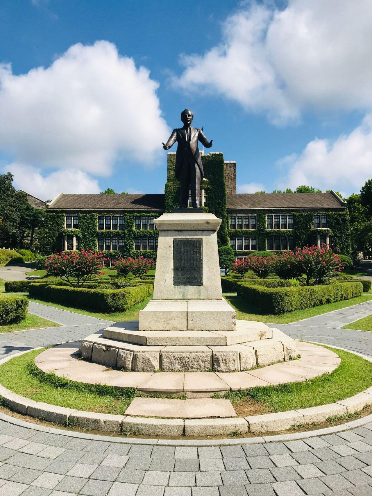 延禧馆的迷宫庭园，为延世大学提供了一个轻松的户外环境。